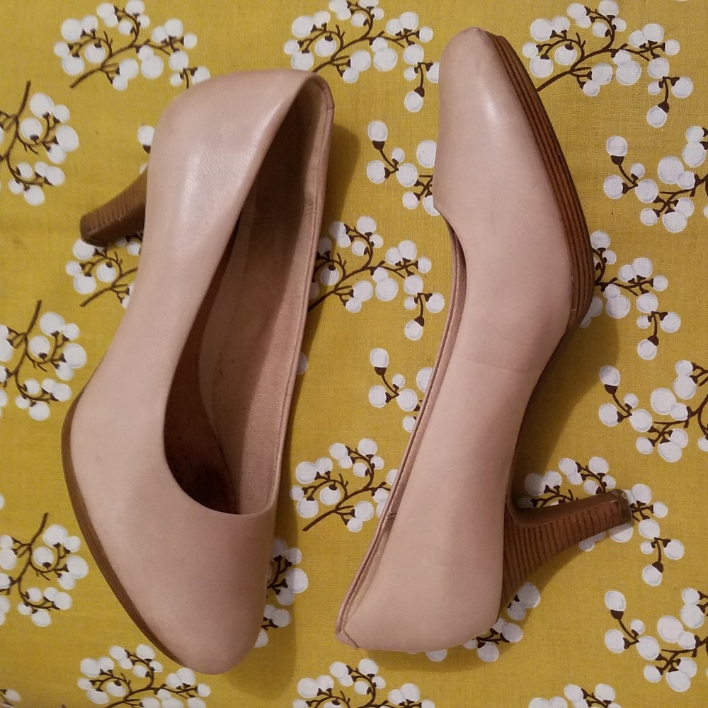 Clarks Artisan Nude Leather Pumps